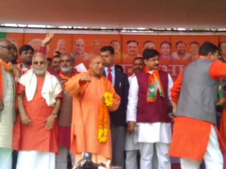 शाहजहांपुर: योगी आदित्यनाथ ने मंच से आजम खान को कहे अपशब्द