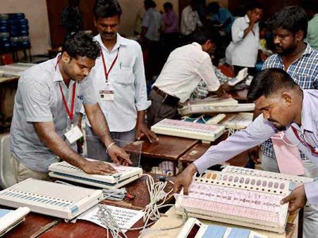 जानिए, कितनी सुरक्षित है ईवीएम और कैसे हो सकती है छेड़छाड़