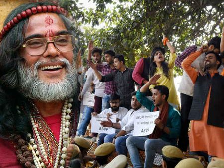 डीयू विवाद: ABVP के #SaveDU मार्च में शामिल होने पहुंचे स्‍वामी ओम, स्‍टूडेंट्स ने भगाया