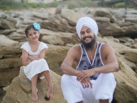 VIDEO: नस्‍ली नफरत के विरोध में इस सरदार ने टाइम्‍स स्‍क्‍वॉयर पर सबके सामने बांधी पगड़ी