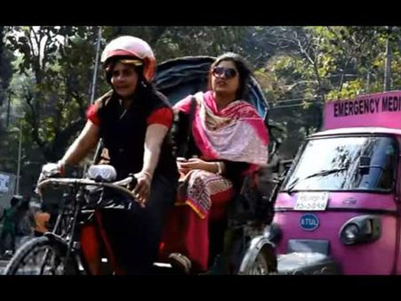 'क्रेजी आंटी', मिलिए बांग्लादेश की इस इकलौती रिक्शा चालक से