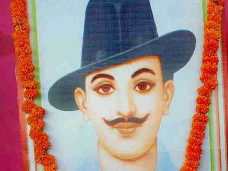 भगत सिंह को क्रांति के रंग में ही रंगे रहने दीजिए 'क्रांतिकारियों'
