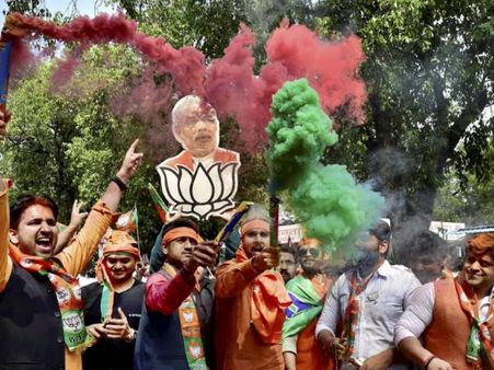 भाजपा की जीत में शामिल हुआ बॉलिवुड, पीएम मोदी को लता दीदी की सुरीली बधाई