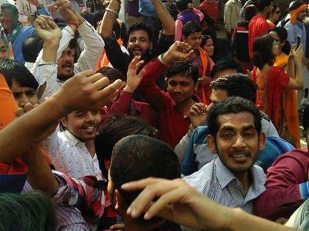 #ElectionResults: उत्तराखंड में भगवा होली, बीजेपी समर्थकों का जश्न शुरू, तस्वीरें