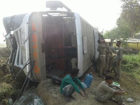 PICS: फॉयर ट्रेनिंग से लौट रहे पुलिसकर्मियों की बस पलटी, 15 जवान घायल