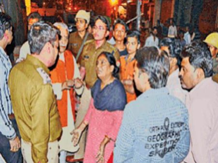 दो गुटों में टकराव के चलते छावनी बनी गलियां, रात भर दौड़ती रही पुलिस
