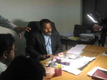 वाराणसी में बसपा प्रत्याशी को वोट देने के लिए बांट रहे थे नोट, लाखों रुपए के साथ पांच गिरफ्तार