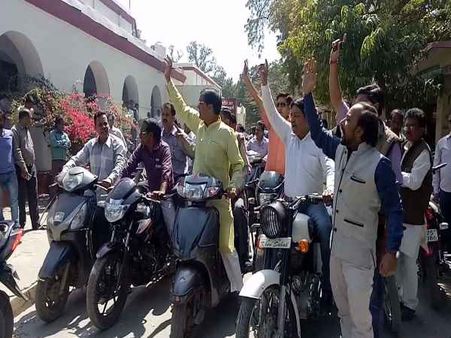 इटावा: व्यापार मंडल ने डीएम का किया विरोध, विधायक ने समर्थन में कहा रिश्वतखोर