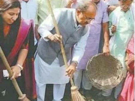 स्वास्थ्य मंत्री का एक्शन शुरू, सफाई के लिए झाडू लेकर उतरे सड़क पर