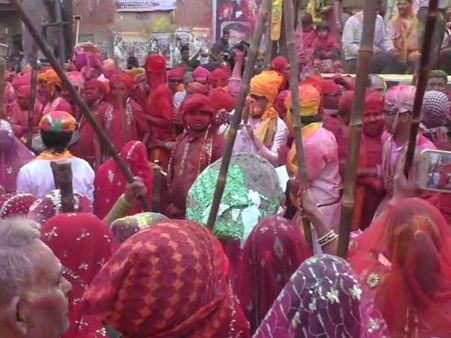VIDEO: 'लड्डूमार' के बाद खेली गई विश्व प्रसिद्ध बरसाना 'लट्ठमार' होली