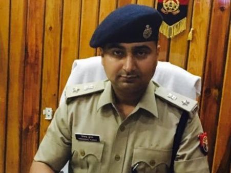 'यादव सरनेम वाले पुलिसकर्मियों को किया जा रहा सस्पेंड, लाइन हाजिर'