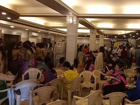 मोदी के गढ़ में स्मृति ईरानी का कार्यक्रम, जमकर उड़ी अचार संहिता की धज्जियां