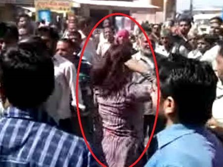 VIDEO: कन्‍नौज में भाभी को देवरों ने बीच सड़क घसीट-घसीटकर पीटा