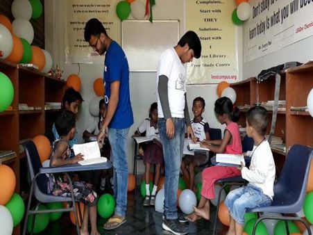 गरीब बच्चों के लिए BHU के छात्रों ने अपनी जेब खर्च से बनवाई लाइब्रेरी, देखिए तस्वीरें