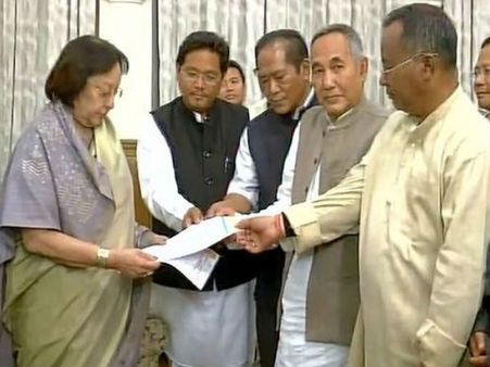 मणिपुर में समर्थक विधायकों के साथ राज्यपाल से मिले बीजेपी विधायक,सरकार बनाने का दावा
