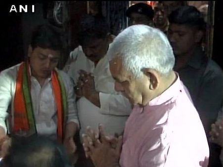 सीएम के ऐलान से पहले काशी विश्वनाथ मंदिर पहुंचे मनोज सिन्हा