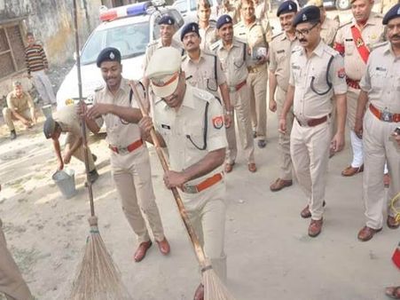 स्वच्छता अभियान के तहत मेरठ में SSP ने लगाई झाड़ू, देखिए तस्वीरें