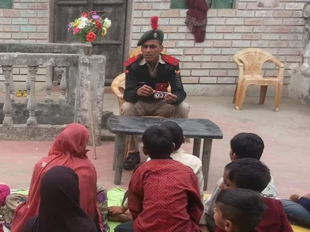 मिसाल: गांव जाकर अनपढ़ों को शिक्षा देने में लगा है शाहे आलम