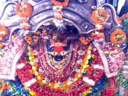 मां विंध्यवासिनी दरबार में बदली व्यवस्था, पान-गुटखा खाकर मंदिर नहीं आएंगे पंडा/ पुरोहित