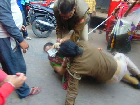 संभल: बीच सड़क पुलिस वाली से महिला की गुत्थमगुत्था, देखिए तस्वीरें