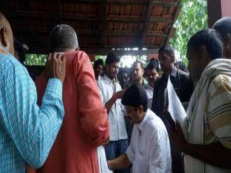 कैसे लगता है कुंडा में राजा का दरबार? देखिए तस्वीरें