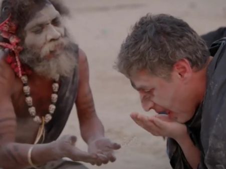 VIDEO: CNN के एंकर ने मानव खोपड़ी में पी शराब, खाया मनुष्य का दिमाग, अब हर ओर हो रही है आलोचना