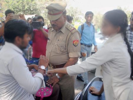 कॉन्स्टेबल ने बताया- आखिर यूपी पुलिस कैसे करती है 'रोमियो' की पहचान