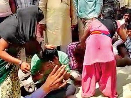 बिहार: पंचायत में महिलाओं से चलवाया जूता, वायरल हो गई तस्वीरें देखिए