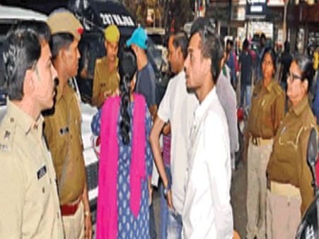 योगी सरकार की एंटी रोमियो स्क्वॉड ने लड़कियों को भी सिखाया सबक