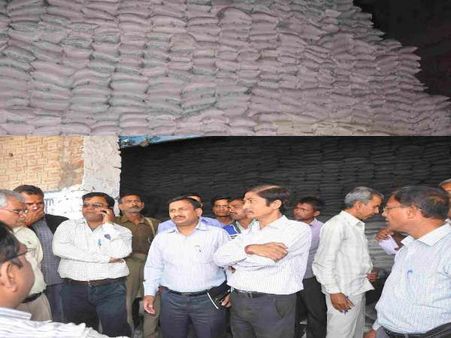 बहराइच: किसानों को गन्ना खरीद का भुगतान न करने पर चीनी मिल के गोदाम किए गए सील