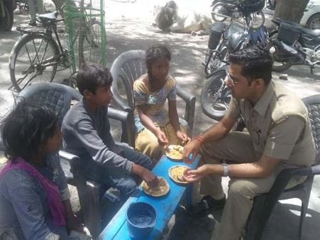इलाहाबाद: यूपी पुलिस का एक रूप ऐसा भी, देखिए दिल छू जाने वाली तस्वीरें