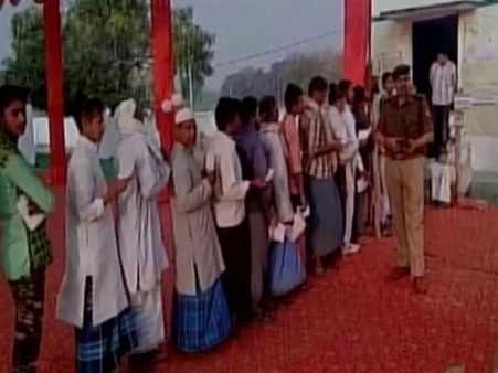 यूपी के अलापुर और उत्तराखंड के कर्णप्रयाग में वोटिंग जारी