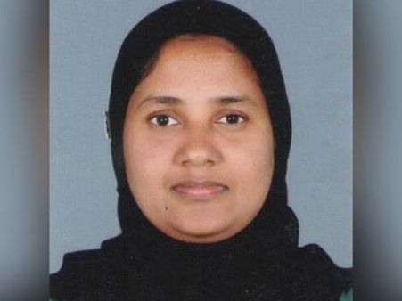 PM मोदी के कार्यक्रम में जबरन उतरवाया गया मुस्लिम महिला का हिजाब, महिला आयोग ने जताई आपत्ति