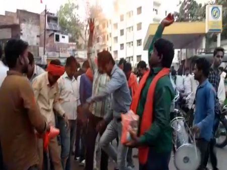 मोदी के क्षेत्र में भी योगी की जय-जयकार, समर्थकों ने खेली जमकर होली