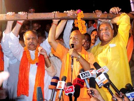 आप भी जानें यूपी के नए सीएम आदित्यनाथ से जुड़े ये 9 विवाद