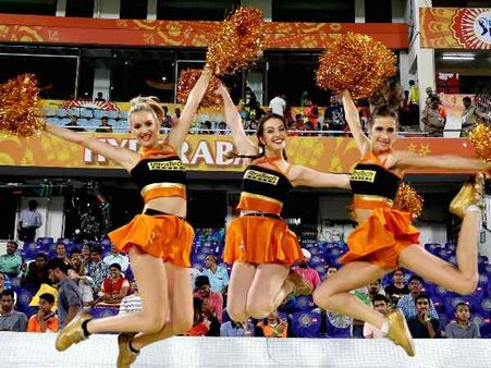 चौके-छक्के पर ठुमके लगाकर चीयर लीडर्स की कितनी होती है कमाई?