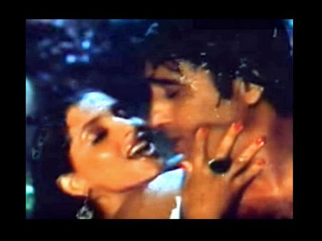   जब डायरेक्टर के कट बोलने के बावजूद भी हिरोइन को Kiss करते रह गए विनोद खन्ना 