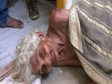 रिटायर्ड हेडमास्टर ने अपनी 90 साल की बूढ़ी मां को बिना कपड़ों के चिलचिलाती धूप में छोड़ा