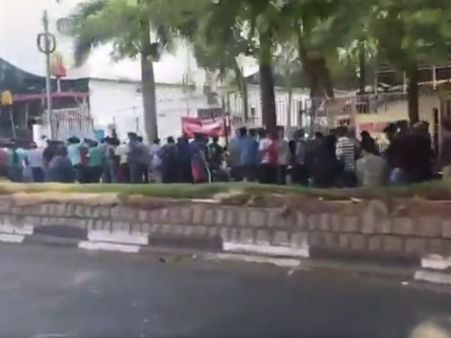 बाहुबली-2 के टिकट के लिए लगी 3 किमी. लंबी लाइन, वीडियो वायरल