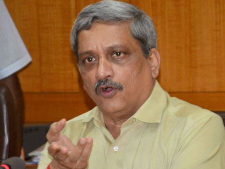 'दो आदमी भी दे सकते हैं सुरक्षा, यहां तो हौवा बनाया जाता है'- मनोहर पर्रिकर