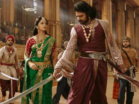 आज पर्दे पर बाहुबली 2, टिकट ना मिलने से भड़के लोग, पुलिस ने किया लाठी चार्ज