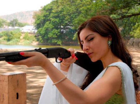 छोटी उम्र में बना डाला सोहा अली खान का लाइसेंस, अब दर्ज होगी FIR