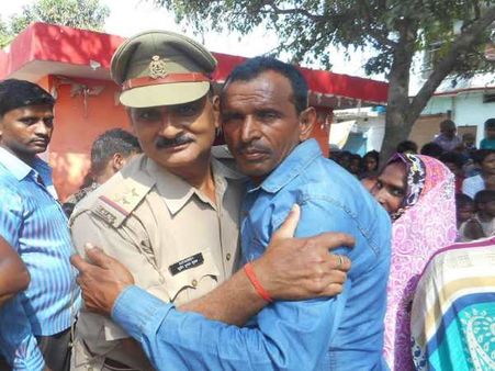 पुलिस का वो नेक काम जिसने मां-बाप की आंखों में ला दिए खुशी के आंसू, तस्वीरें बता रही हैं सच