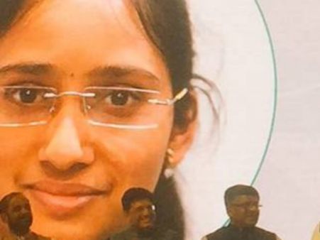 जानिए आखिर कौन है वो लड़की, जिसे पीएम मोदी ने सबके सामने दिए 1 करोड़ रुपए