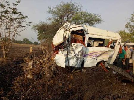 महाराष्ट्र: मंदिर से लौट रहे भक्तों की बस को ट्रक ने मारी टक्कर, 6 की मौत