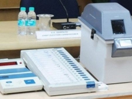 ईवीएम मशीनों पर उठ रहे सवालों के बाद केंद्र सरकार का बड़ा फैसला