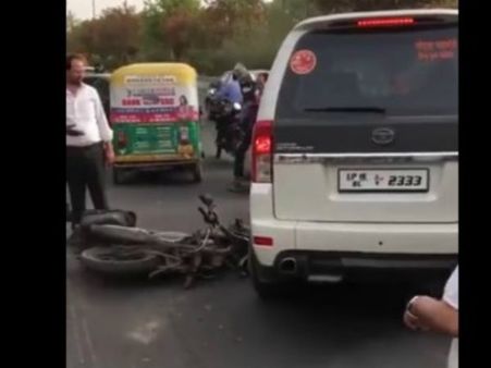 वीडियो: हिंदू युवा वाहिनी से जुड़े सदस्‍य पर आरोप, चढ़ाई बाइक के ऊपर अपनी कार