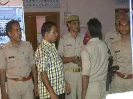 मनचले का साथ देने पर कौशांबी में पूरी पुलिस चौकी सस्पेंड, पुलिस फॉलोअर ही बन गया था रोमियो