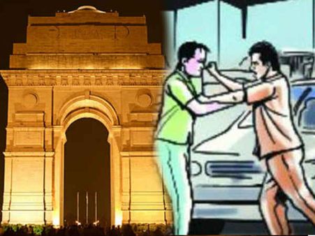 शर्मसार हुई दिल्ली: वर्दी पहने IAF अफसर की बीच सड़क पिटाई, देखें VIDEO