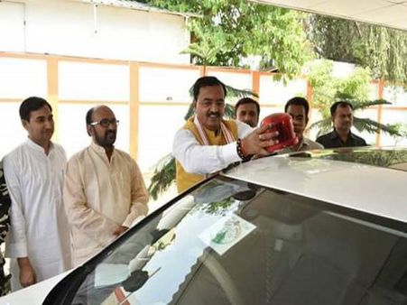 डिप्टी सीएम केशव प्रसाद मौर्य ने खुद हटाई अपनी गाड़ी से लालबत्ती, तस्वीरें वायरल